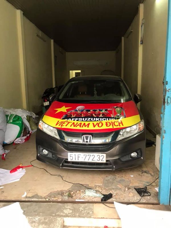 in decal dán quảng cáo trên xe ô tô