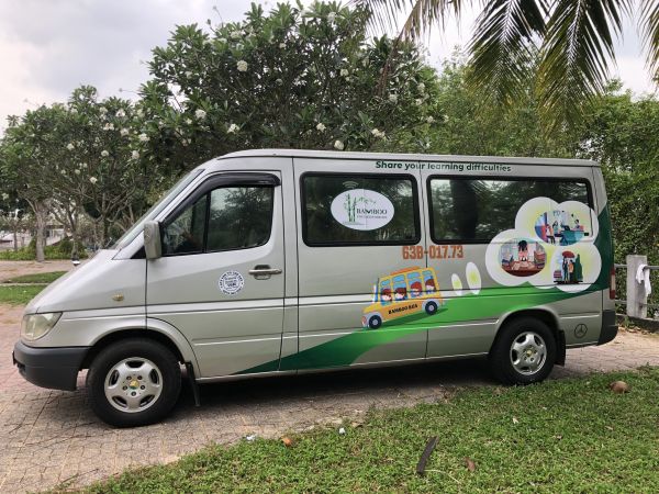 in decal quảng cáo xe ô tô