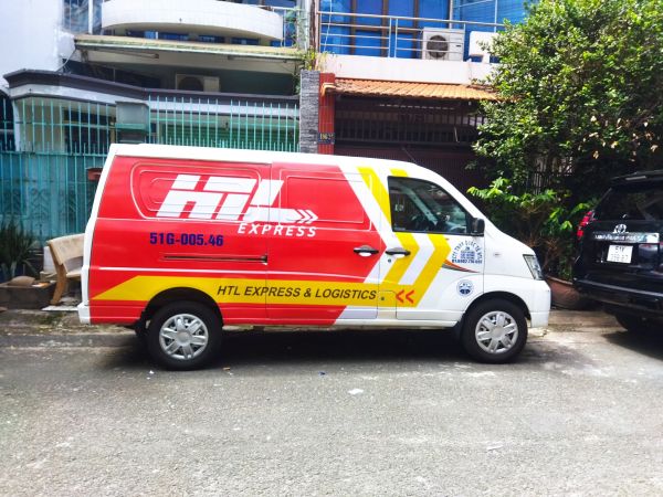 in decal quảng cáo xe ô tô