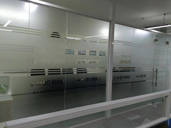 in decal dán kính văn phòng