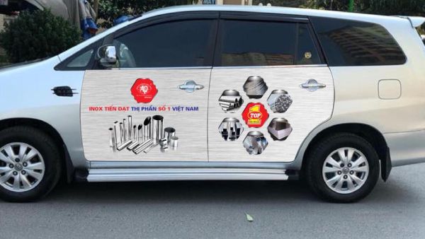in decal quảng cáo trên xe