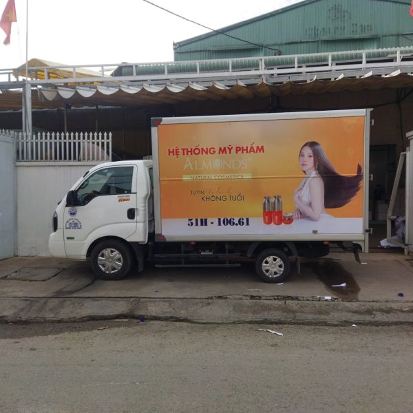 in decal quảng cáo dán xe tải