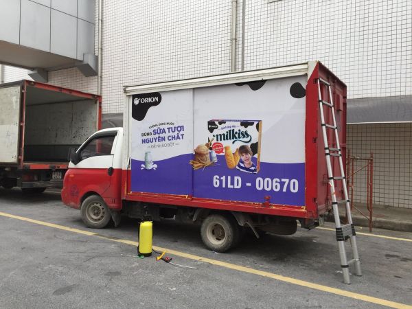 in decal quảng cáo dán xe tải