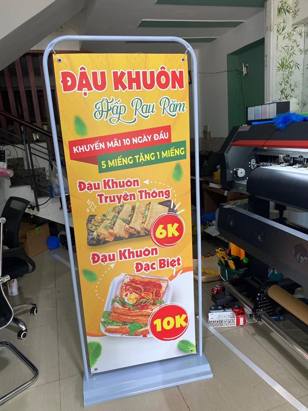 làm standee tphcm