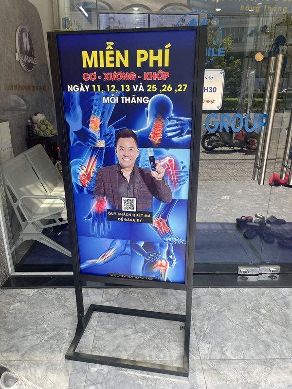 standee chân sắt
