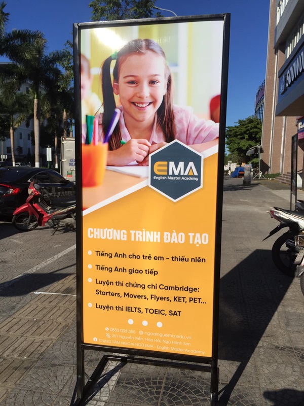 standee khung sắt